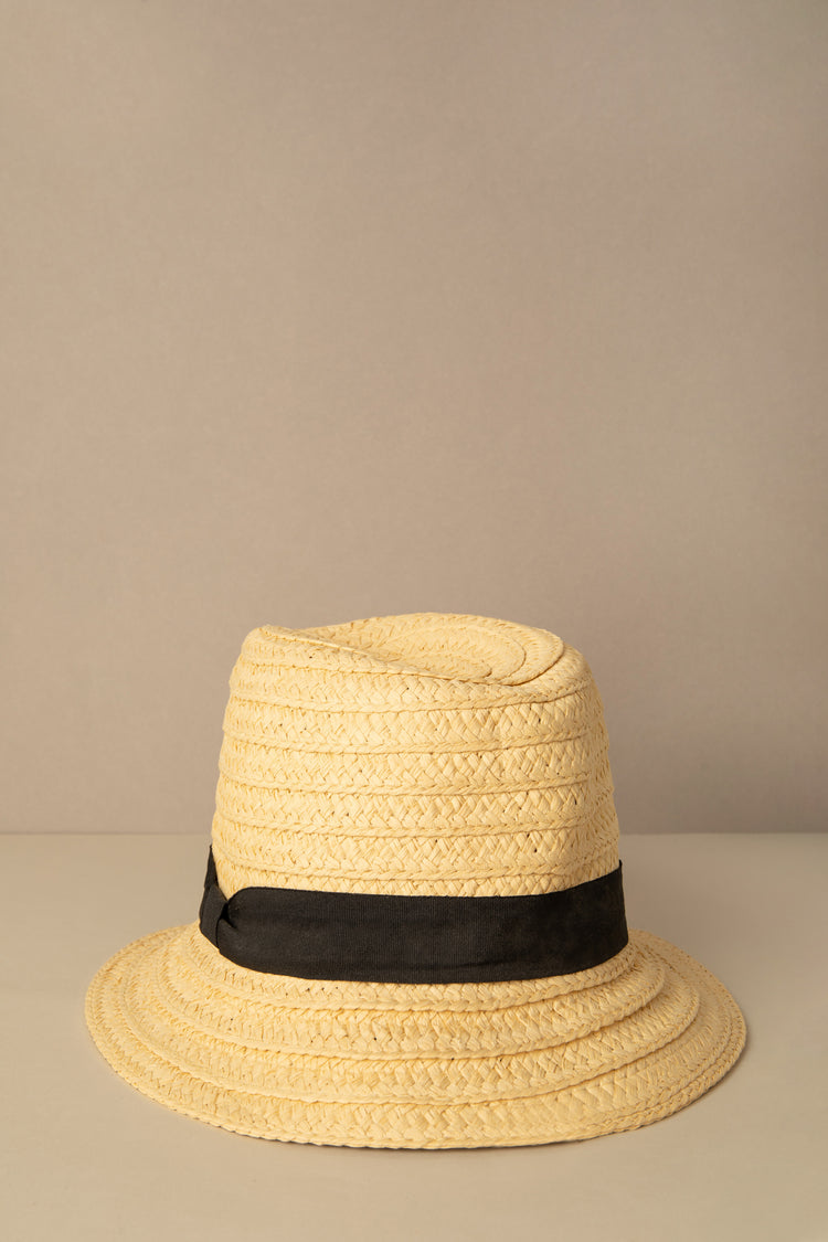 Sombrero tipo 'panamá' con cinto en contraste