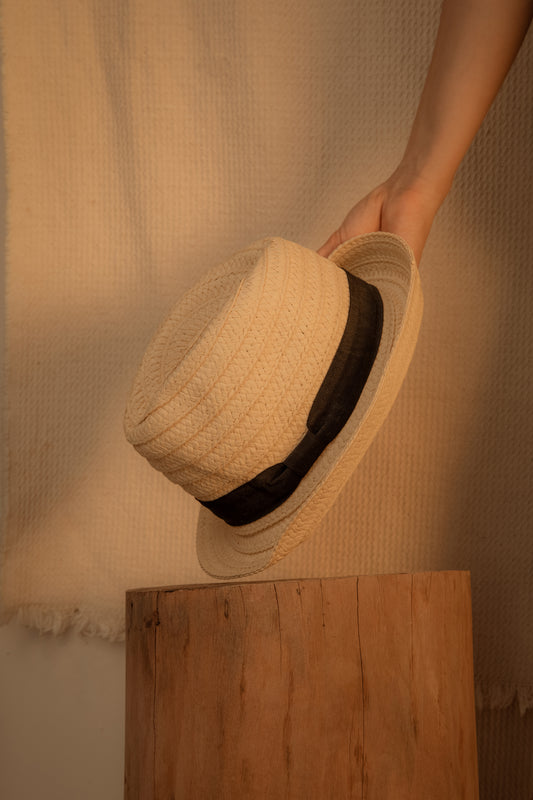 Sombrero tipo 'panamá' con cinto en contraste